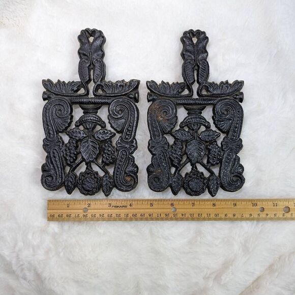 Cast Iron Trivet Wilton Square Grapes and Scrolls 7x4.5 Inches T-4 VTG - Picture 5 of 5